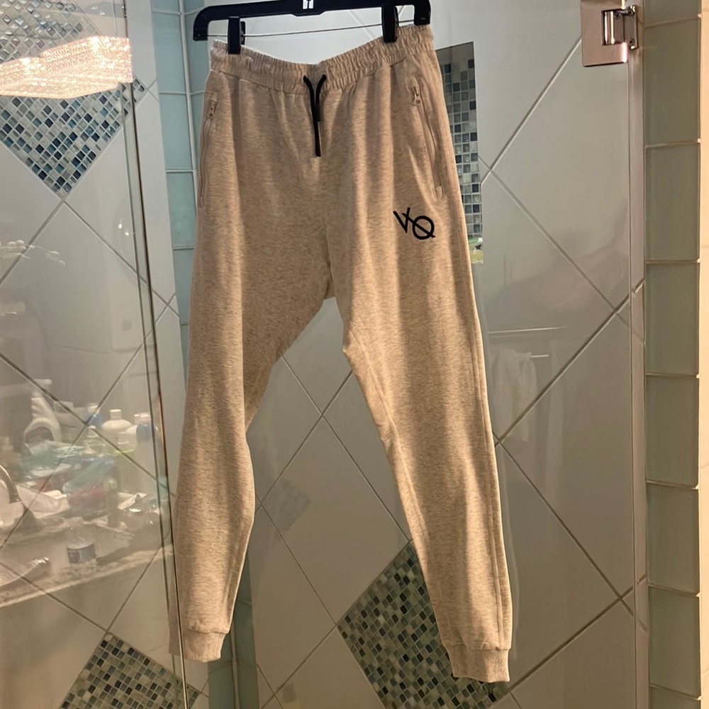 Vanquish gym pants in light Heather gray.  Size Medium.  95%Cotton.  5%Elastane.
